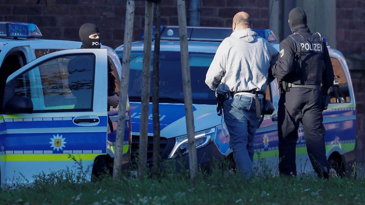 Die Männer sollen Waffen für Anschläge auf israelische oder jüdische Einrichtungen besorgt haben.