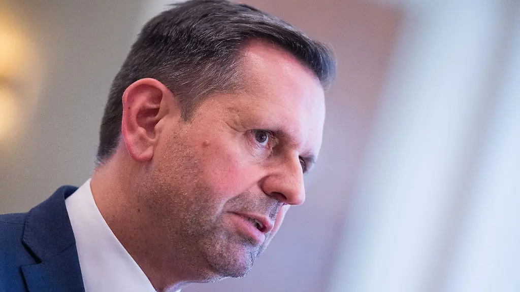 Verkehrsminister-Olaf-Lies-SPD-bei-einer-Konferenz