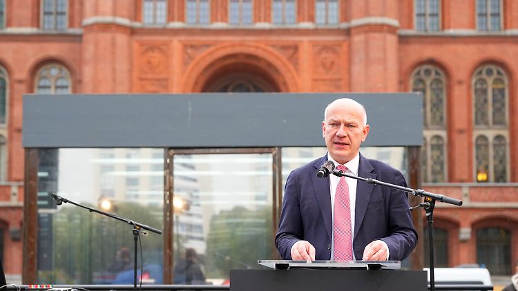 "Wir müssen die Politik interessanter gestalten, zum Mitarbeiten anregen." (Wegner bei der Eröffnung der Installation "Silivri - Prison Of Thought" vor dem Roten Rathaus, benannt nach dem riesigen Gefängniskomplex westlich von Istanbul.)