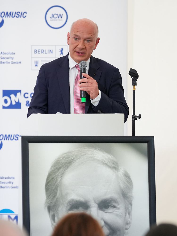 Wegner: "Die CDU steht für pragmatisches, lösungsorientiertes Regieren aus der Mitte der Gesellschaft heraus." (Hier bei der Eröffnung des Harald-Juhnke-Platzes in Charlottenburg.)