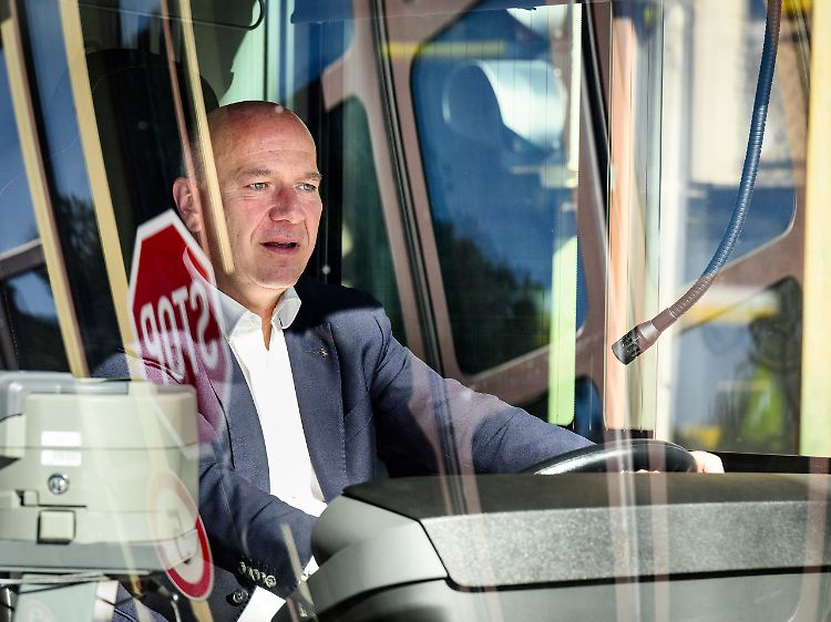 "Berlin hat eine tolle Clubkultur - aber der Heimweg muss sich auch sicher anfühlen", sagt Kai Wegner. Zum Beispiel im Bus ...
