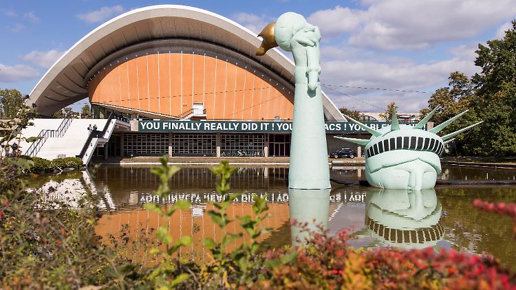 "Die Möglichkeit der Unvernunft" heißt Böhmermanns Ausstellung im Haus der Kulturen der Welt. Die Installation der untergegangenen Freiheitsstatue ist Teil davon.