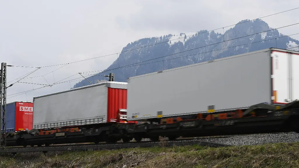Ein-Gueterzug-faehrt-durch-das-Inntal-in-Bayern