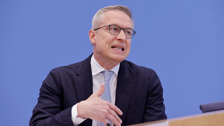 Dahin gehen, wo es wehtut: Digitalminister Wildberger will wissen, wo sich die Bürger im Vorschriftendickicht verheddern.