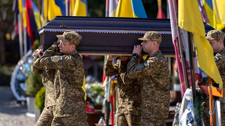 Beerdigungszeremonie für einen gefallenen ukrainischen Soldaten in Lwiw.