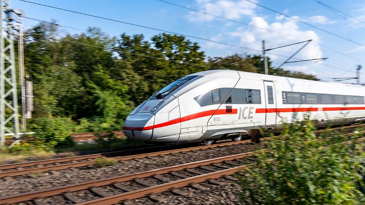 Ein ICE verkehrt auf der Schiene - es ist unklar, ob er pünktlich ist. 