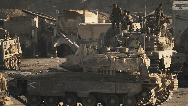 Unter der israelischen Bevölkerung herrsche die Meinung vor, das palästinensische Gebiet durch militärische Stärke unter Kontrolle bringen zu können, sagt Fuchs.