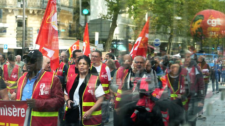 Frankreich muss sparen. Demonstranten in Paris sehen das anders. 