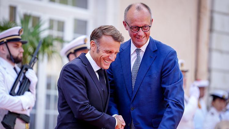 Macron (l.) und Merz werden die Hauptredner beim zentralen Festakt sein.
