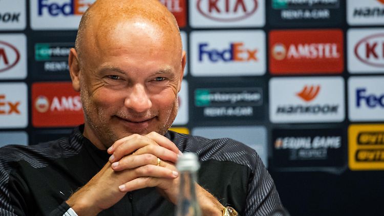 Da freut sich aber einer auf Bochum: Uwe Rösler trainiert den VfL.
