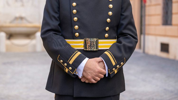 Eine Extra-Uniform für diplomatische Empfänge im Vatikan: Hochrangige Schweizergardisten werden neu eingekleidet. 