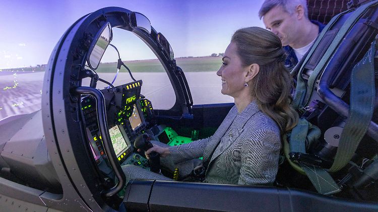 Der Flug im Simulator bereitet Prinzessin Kate sichtbar Vergnügen. 