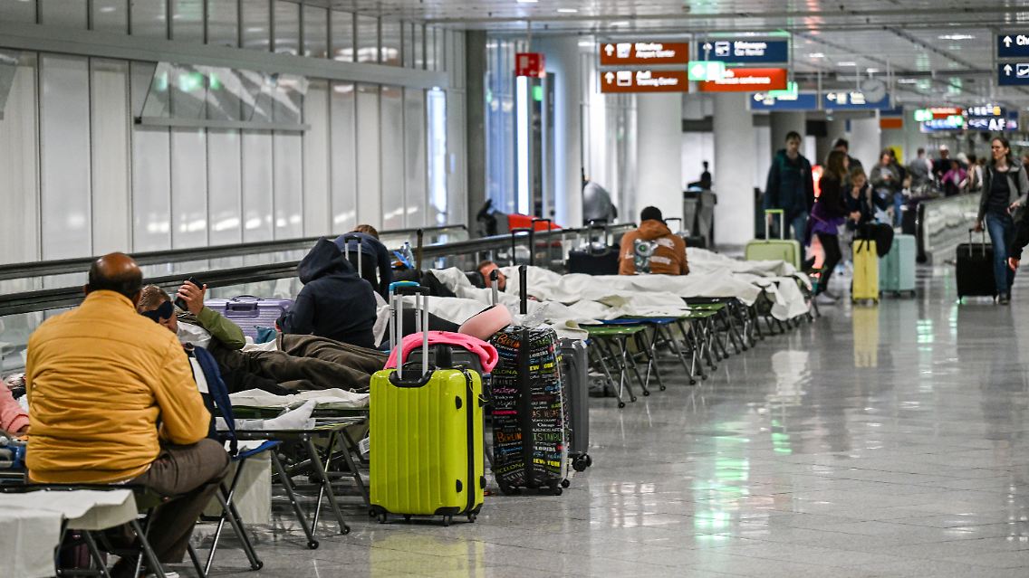 Feldbetten für die Passagiere, die die Nacht am Flughafen verbringen mussten.