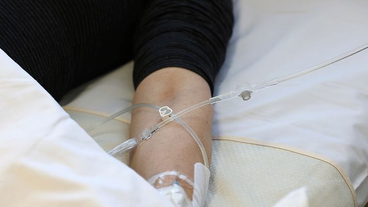 Geeignete Patientinnen und Patienten bekommen Lecanemab alle zwei Wochen als Infusion, wobei die Therapie in der Regel über einen Zeitraum von anderthalb Jahren durchgeführt wird. 