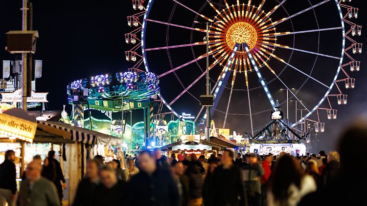 Zehntausende feiern auf der Wiesn, während über dem Gelände eine Drohne kreist. 
