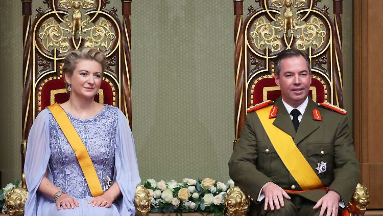 Großherzog Guillaume und seine Frau Stéphanie wollen ein Haus im Schlossgarten bauen, um Familie und Amt zu trennen.