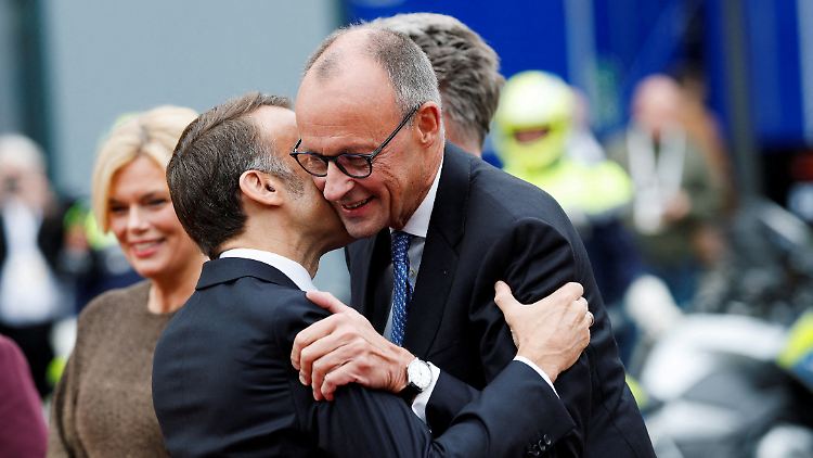 Für Glanz und Gloria hatte Merz sich Macron eingeladen. Im Hintergrund Julia Klöckner und Jörg Pilawa.