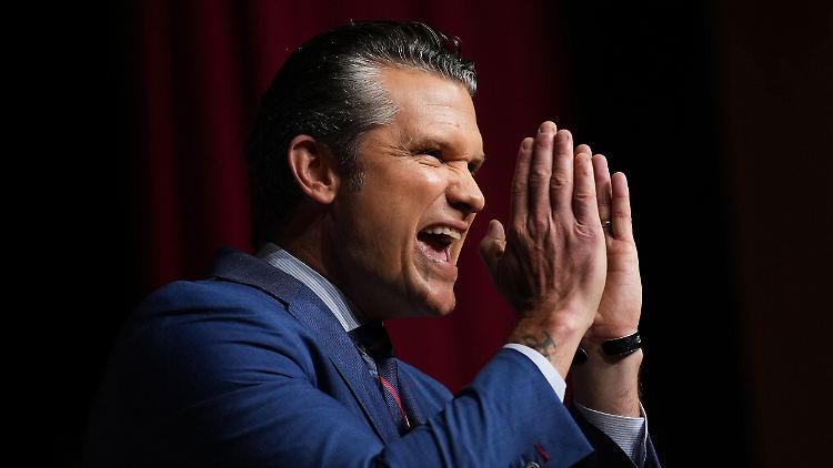 Kriegsminister Hegseth behauptet auf X, es habe sich um Drogenschmuggler gehandelt, die auf dem Weg waren. 