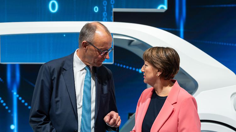 CDU-Chef Merz und VDA-Chefin Müller unterhalten sich auf der IAA.