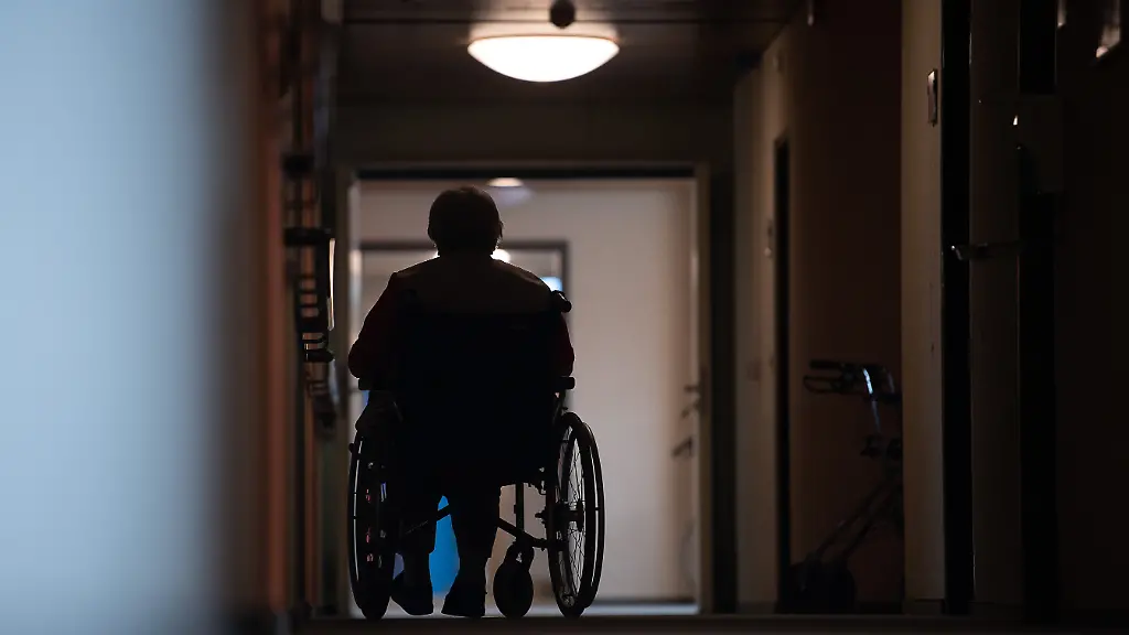 Die-56-und-47-Jahre-Eltern-und-ihr-26-Jahre-alter-Sohn-sollen-keine-gesetzlich-vorgeschriebene-Verantwortliche-Pflegefachkraft-angestellt-haben-so-konnten-sie-Leistungen-abaendern