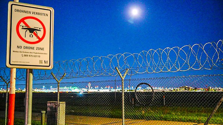 Drohnen unbekannter Herkunft hatten bereits am Donnerstagabend und in der Nacht zum Freitag den Flugbetrieb am zweitgrößten deutschen Flughafen in München empfindlich gestört.