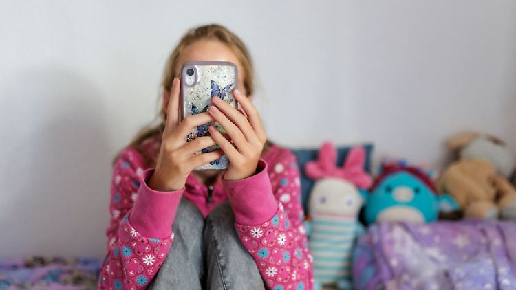 Rund 90 Prozent der 13-Jährigen besitzen und nutzen Umfragen zufolge ein Smartphone – natürlich mit Zugang zu Social Media.