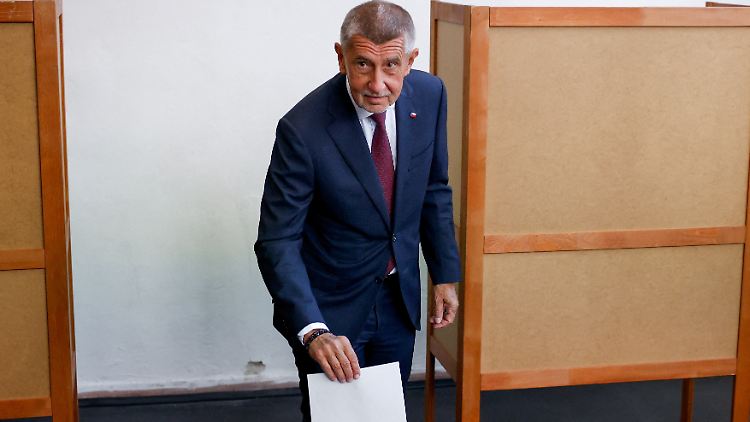 Der 71-jährige Andrej Babis bei der Stimmenabgabe: Seine Partei siegt bei der Wahl deutlich.