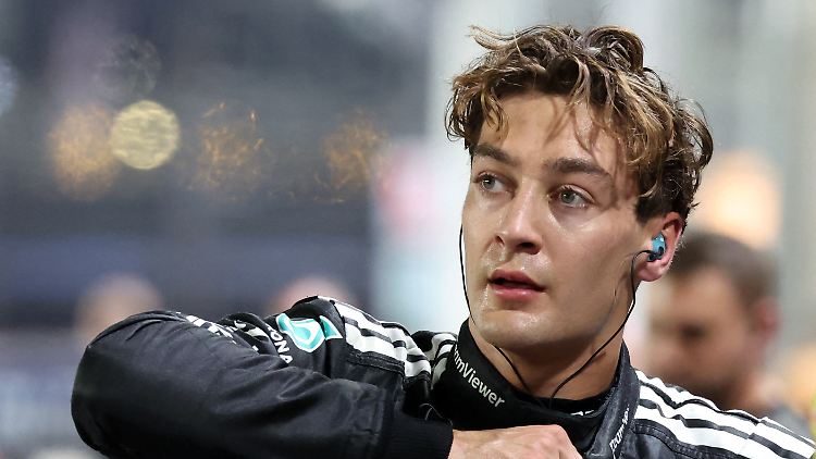 George Russell rast allen davon.