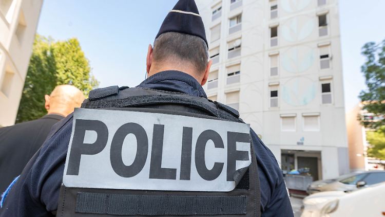 Ein französischer Polizist ist in den Straßen Nizzas unterwegs. 