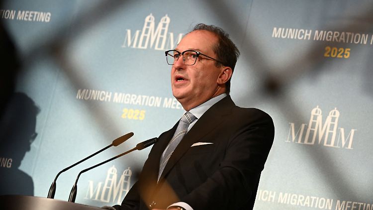 Innenminister Dobrindt will die Fähigkeiten bei der Drohnenbekämpfung "deutlich ausbauen".