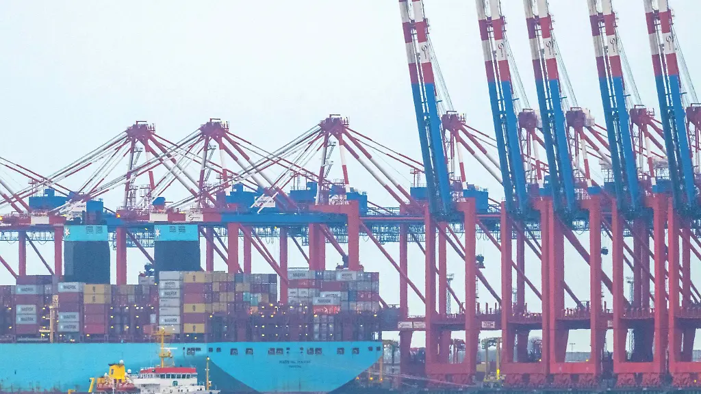 Schiffe-liegen-am-Container-Terminal-in-Bremerhaven-Sentix-hat-die-Konjunkturstimmung-der-Wirtschaft-erfasst