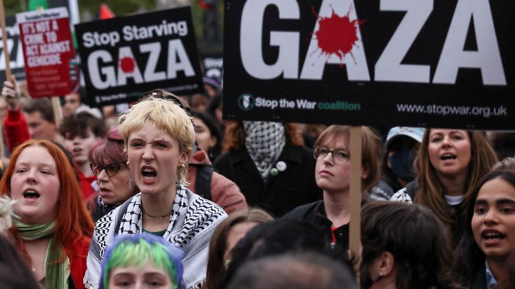 Während die britischen Juden um die Toten in Manchester trauern, kommt es bei einer Gaza-Demo in London zu Festnahmen.