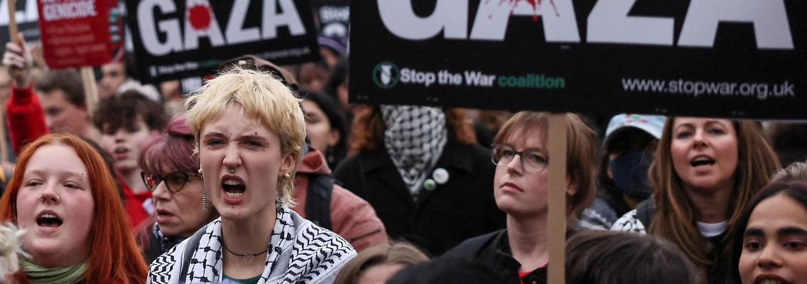 2025-10-02T222502Z_940088207_RC2S3HAD1W6A_RTRMADP_3_ISRAEL-PALESTINIANS-BRITAIN-PROTEST.JPG