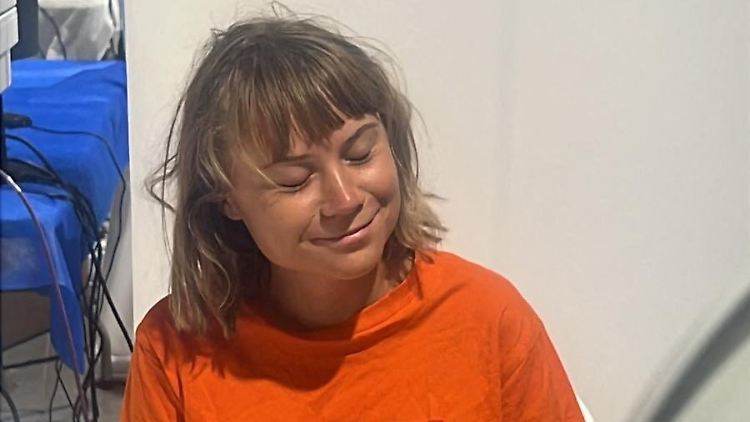 Ein Bild des israelischen Außenministeriums zeigt Greta Thunberg nach ihrer Festnahme an einem unbekannten Ort. 