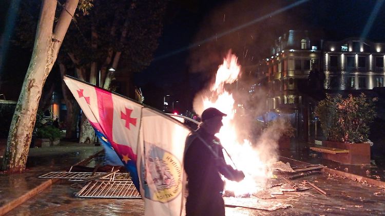 Die Wut der Demonstranten richtret sich gegen die russlandfreundliche Regierungspartei Georgischer Traum.