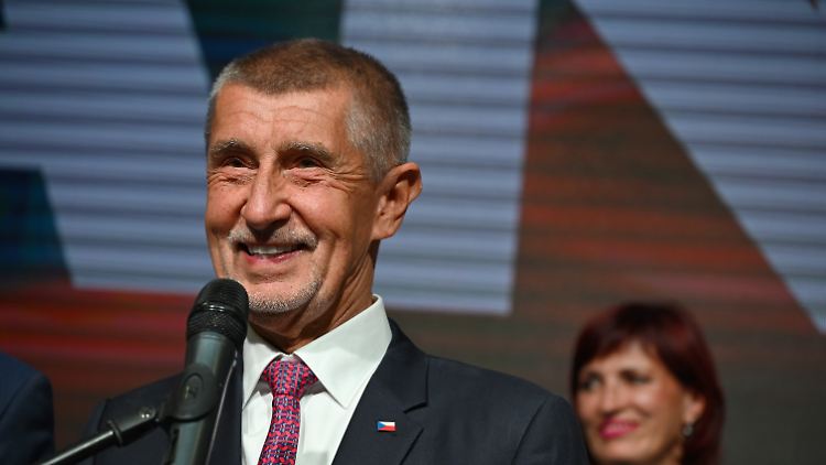 Stopp der Waffenlieferungen an die Ukraine, niedrigere Steuern und billigere Energie waren im Wahlkampf Versprechen, die Andrej Babis gab.