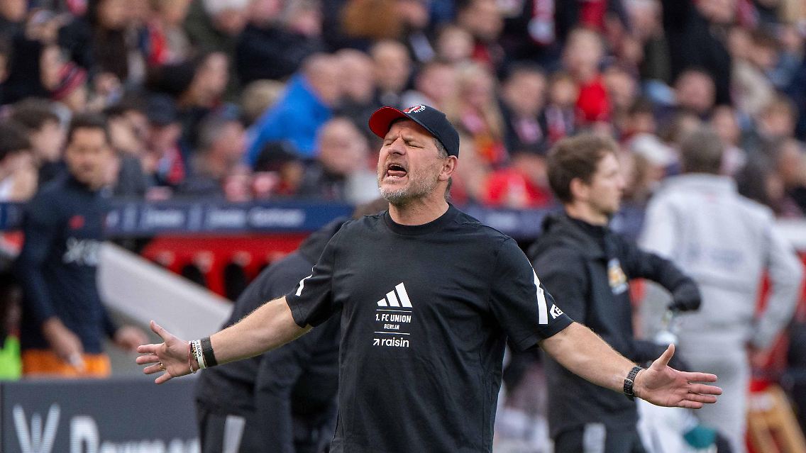 Steffen Baumgart macht eine Ansage.