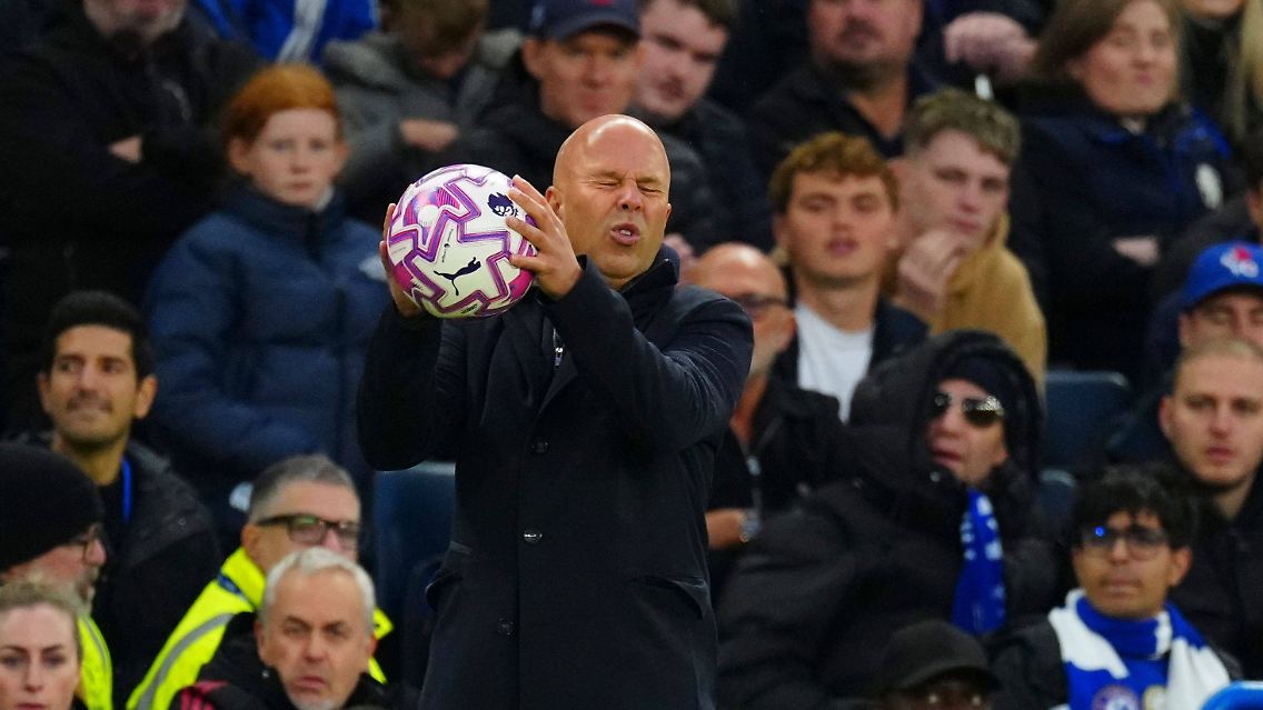 Arne Slot fängt einen Ball.
