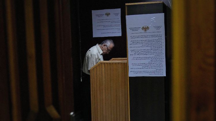Ein Mitglied des syrischen Wahlausschusses füllt seinen Stimmzettel in einem Wahllokal aus.