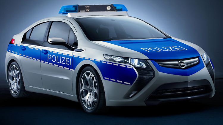 Grünes unterm Blaulicht: Mittels eines Testeinsatzes prüft Opel die Tauglichkeit des Ampera als Polizeifahrzeug.