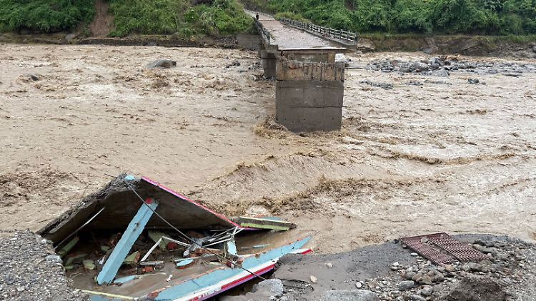 Am schlimmsten ist der Bezirk Illam im Osten Nepals betroffen. Eine Betonbrücke über den Deumai-Fluss wurde bei Überschwemmungen schwer beschädigt.