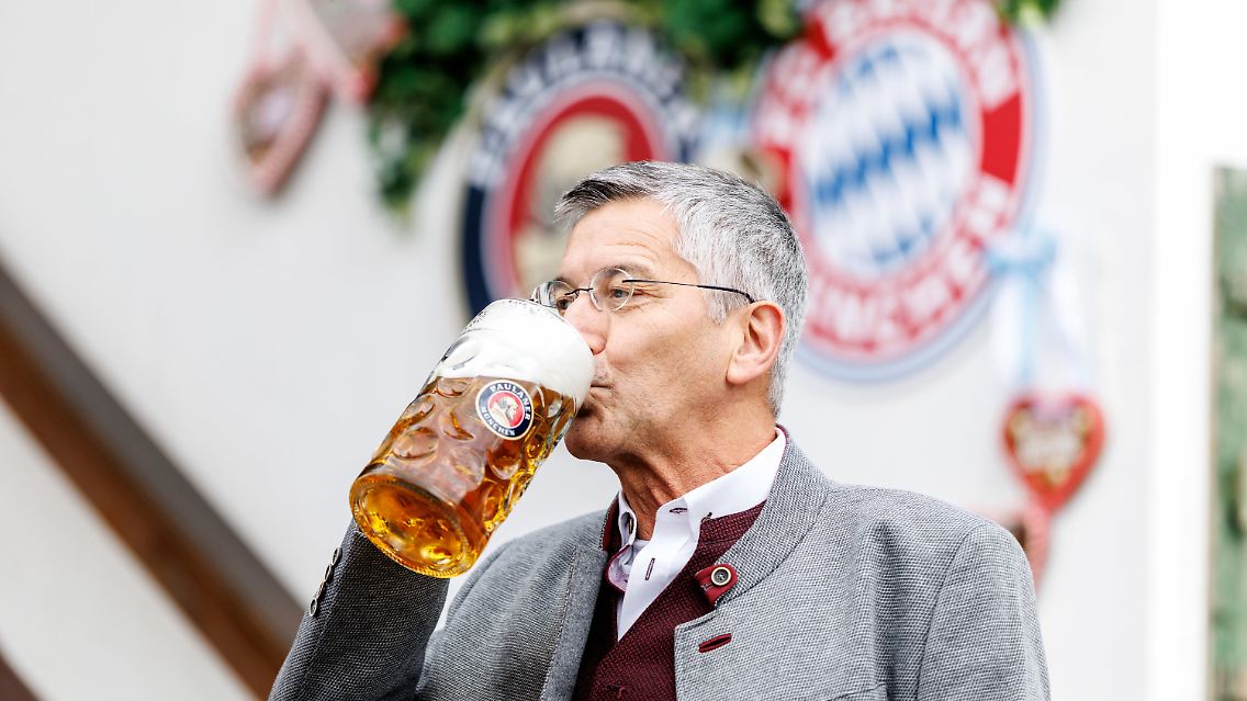 Zehn Spiele, zehn Siege: Der FC Bayern gönnt sich ein Bierchen.
