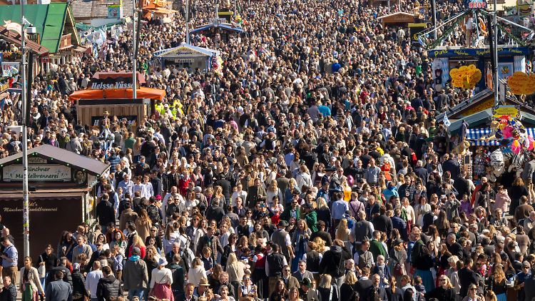 An zwei Tagen waren so viele Menschen gleichzeitig da, dass das komplette Oktoberfest-Gelände wegen Überfüllung gesperrt werden musste.