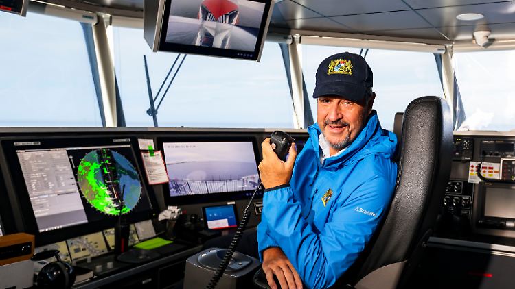 Während der Schiffsreise nach Helgoland durfte sich Bayerns Ministerpräsident Söder für ein Foto auf die Kommandobrücke setzen.