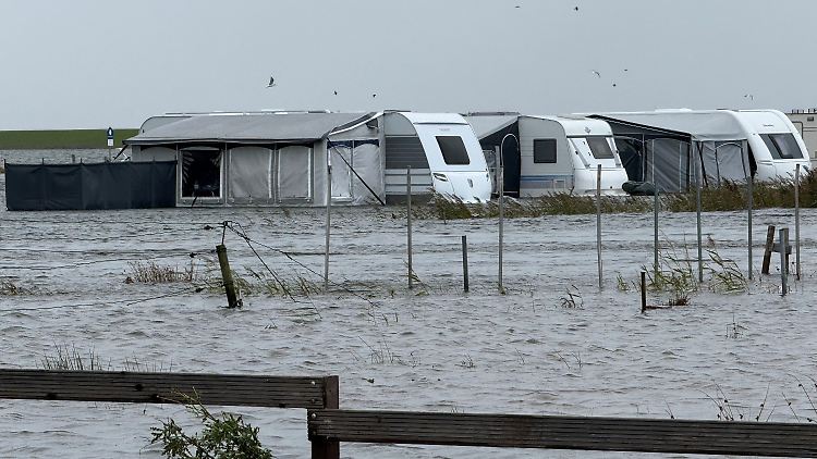 Auf Norderney wurde ein Campingplatz von der Sturmflut unter Wasser gesetzt.