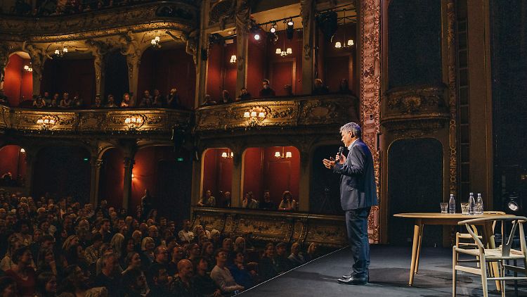 Neue Rolle: Habeck begrüßt das Publikum zu seiner "Sonntagsmatinee".