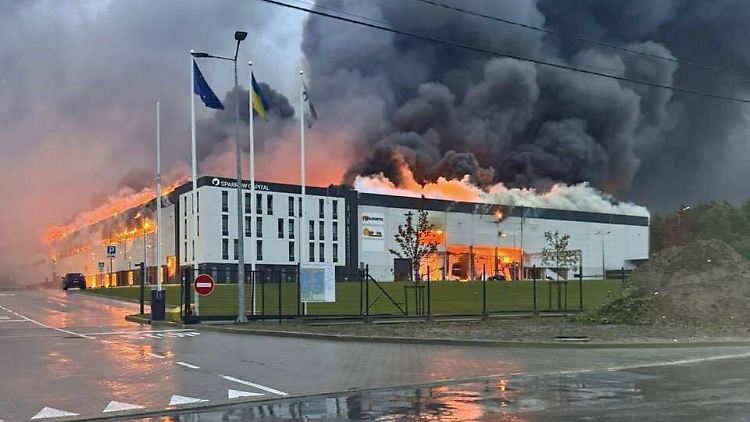 Brennendes Gebäude in der Stadt Lwiw nach dem russischen Angriff. 