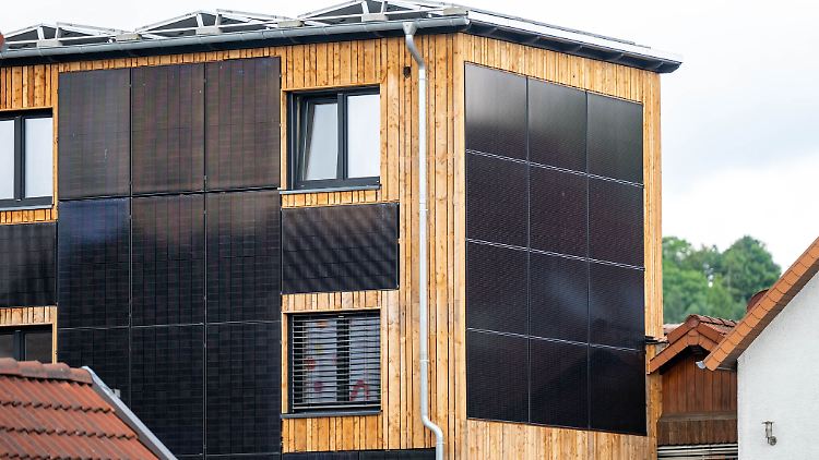 Energie im Gebäude einsparen: Solarpaneele sind nur ein Aspekt beim klimagerechten Bauen.
