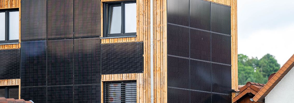 Energie im Gebäude einsparen: Solarpaneele sind nur ein Aspekt beim klimagerechten Bauen.