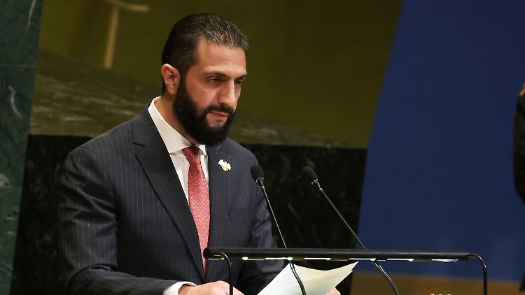 Syriens Übergangspräsident Al-Scharaa spricht bei der UN-Generalversammlung. 